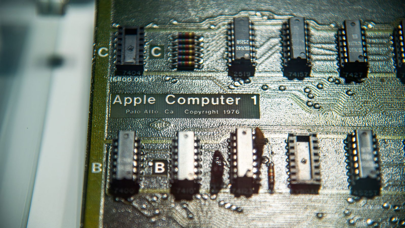 1976: Der Apple I wurde noch ohne ein Gehäuse oder eine Tastatur ausgeliefert.Foto: Sergei Magel/HNF/