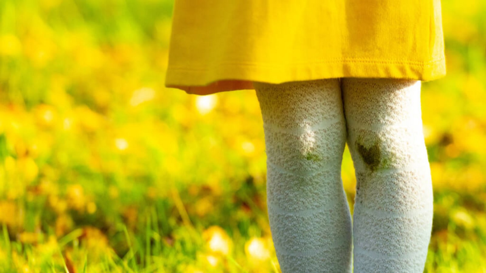 Erfahren Sie, wie sich Grasflecken rückstandslos aus Textilien entfernen lassen. Die verschiedenen Mittel im Überblick. (Jeans, Schuhen & sonstige Kleidung)Foto: Woff / Shutterstock.com