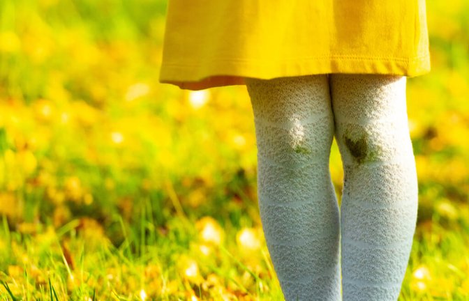 Erfahren Sie, wie sich Grasflecken rückstandslos aus Textilien entfernen lassen. Die verschiedenen Mittel im Überblick. (Jeans, Schuhen & sonstige Kleidung)<span class='image-autor'>Foto: Woff / Shutterstock.com</span>