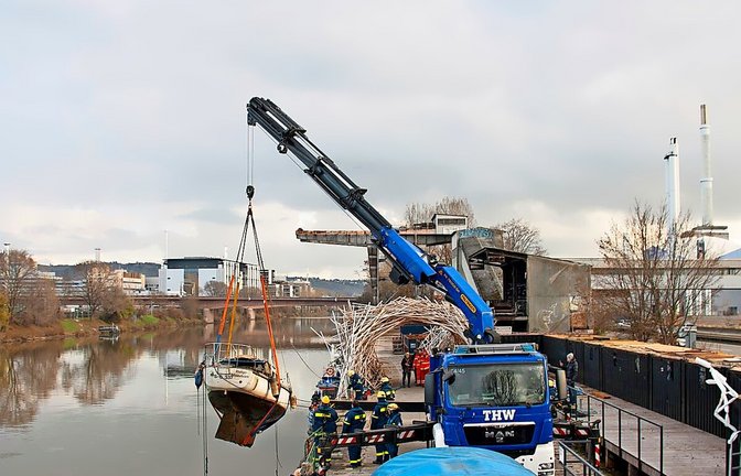Ein kaputtes Boot am Haken: Wer kommt für die teure Bergung auf?<span class='image-autor'>Foto: THW</span>