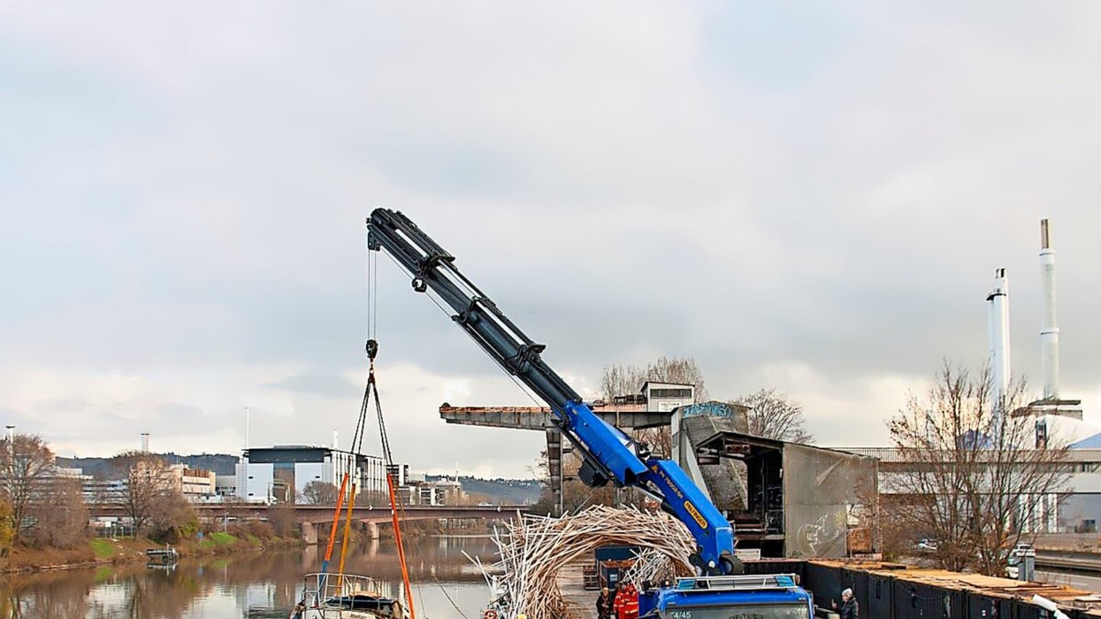 Ein kaputtes Boot am Haken: Wer kommt für die teure Bergung auf?Foto: THW Ein kaputtes Boot am Haken: Wer kommt für die teure Bergung auf?Foto: THW