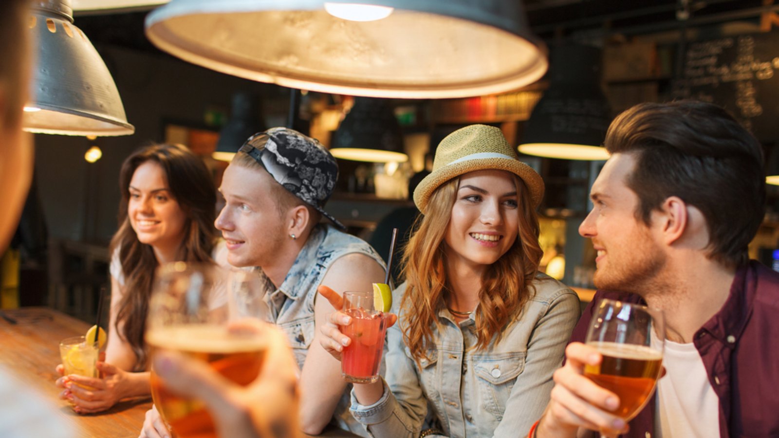 Mit dem Jugendschutzgesetz werden Kinder und Jugendliche unter anderem in Bezug auf Alkohol geschützt.Foto: Syda Productions / shutterstock.com Mit dem Jugendschutzgesetz werden Kinder und Jugendliche unter anderem in Bezug auf Alkohol geschützt.Foto: Syda Productions / shutterstock.com