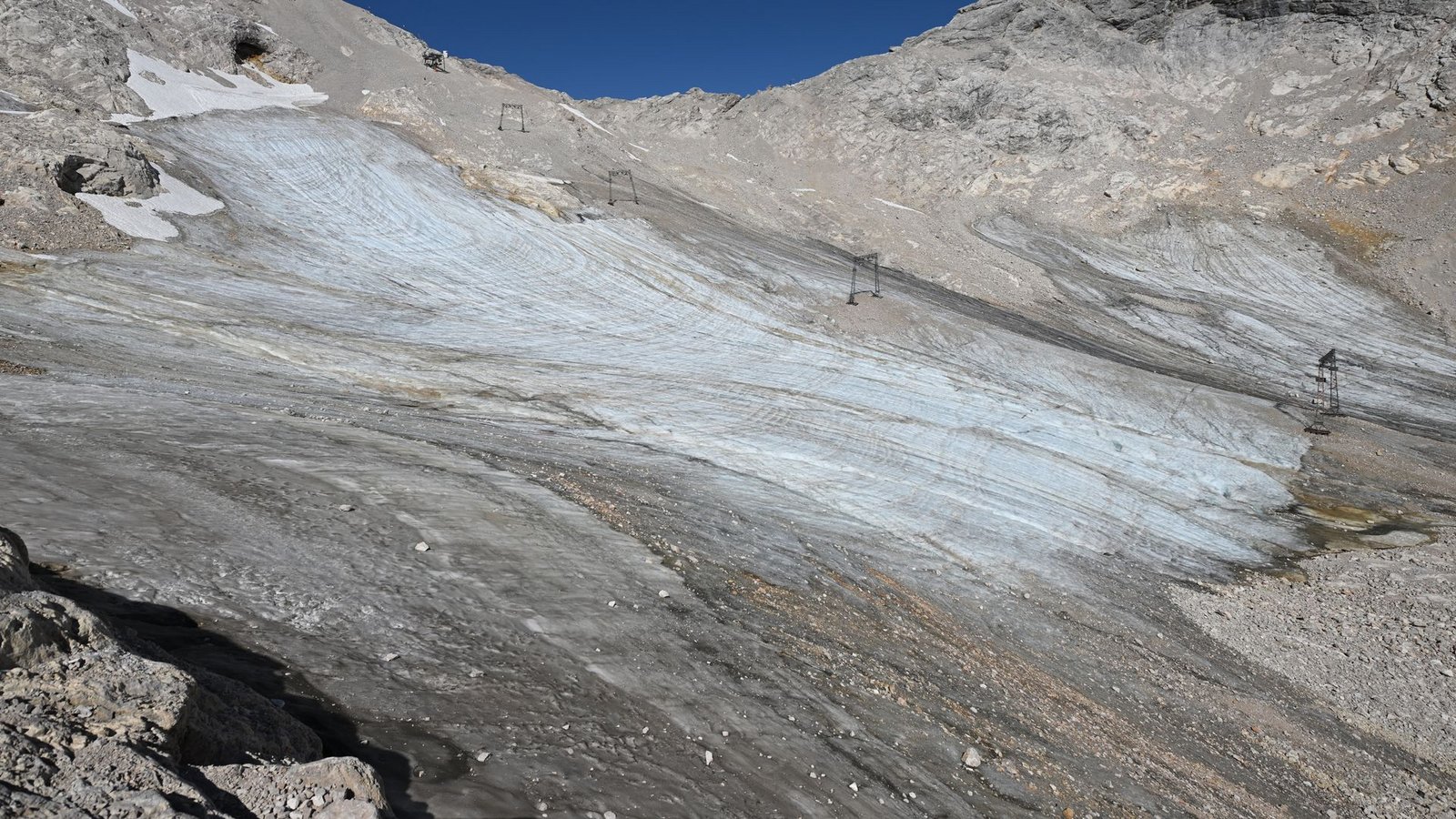 Kaum noch Schnee liegt auf einem Gletscher auf dem Zugspitzplatt.Foto: Angelika Warmuth/dpa