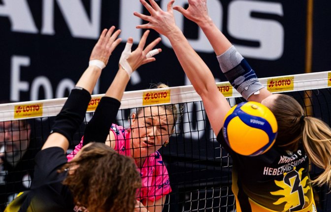 So kann es gehen: Antonia Stautz, die Kapitänin von Allianz MTV Stuttgart,  schlägt den Ball durch den Block des VfB Suhl.<span class='image-autor'>Foto: Imago/Christian Heilwagen</span>