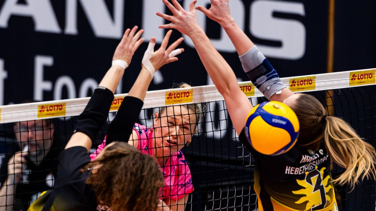 So kann es gehen: Antonia Stautz, die Kapitänin von Allianz MTV Stuttgart,  schlägt den Ball durch den Block des VfB Suhl.Foto: Imago/Christian Heilwagen