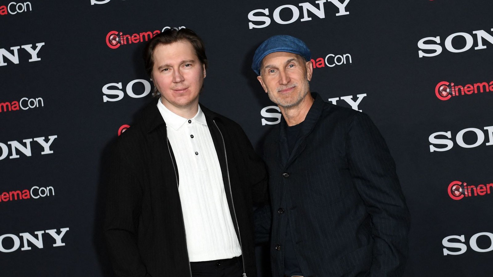 Der US-Schaupieler Paul Dano (links) und der australische Regisseur Craig Gillespie präsentieren „Money Dumb“.Foto: AFP/VALERIE MACON Der US-Schaupieler Paul Dano (links) und der australische Regisseur Craig Gillespie präsentieren „Money Dumb“.Foto: AFP/VALERIE MACON