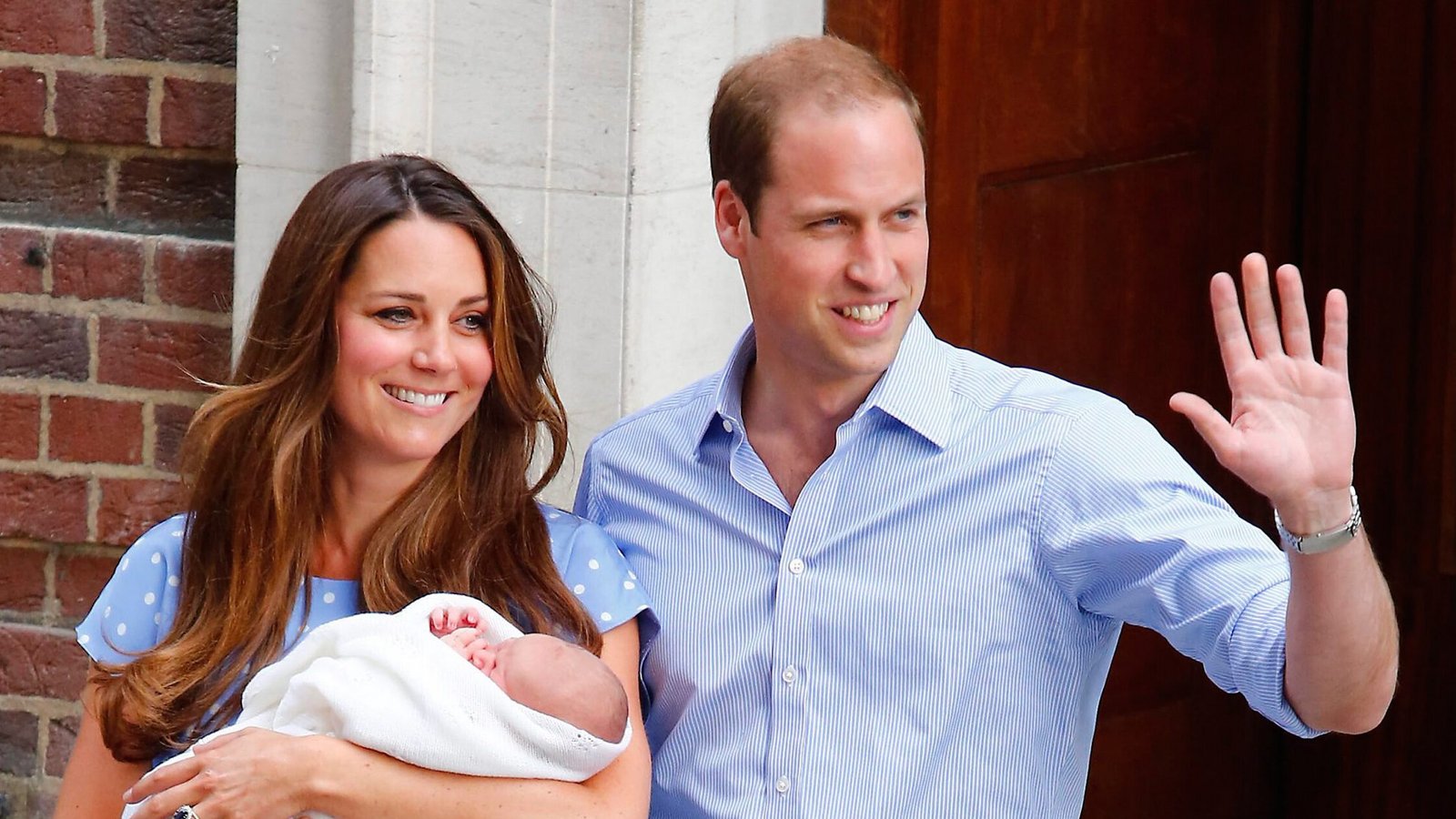 2013: William und Catherine verlassen den Lindo Wing des St. Mary's Hospital in London. Am 22. Juli wurde ihr erstes Kind geboren - ein Junge mit dem Namen George Alexander Louis.Foto: picture alliance / dpa | Tal Cohen