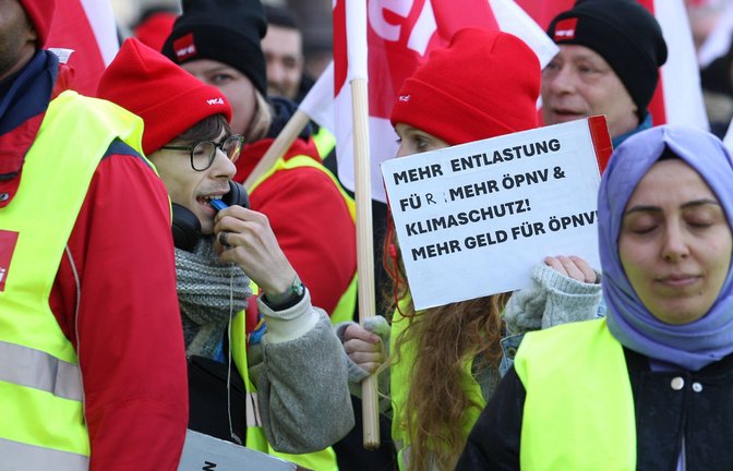 Bei Bussen und Bahnen wird an diesem Dienstag gestreikt (Symbolbild).<span class='image-autor'>Foto: IMAGO/Hanno Bode/IMAGO/Hanno Bode</span>