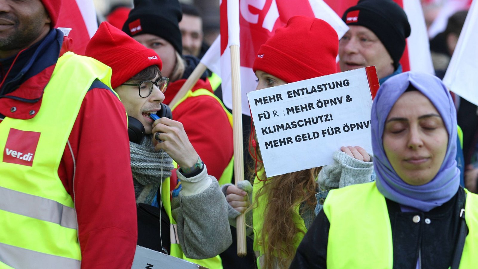 Bei Bussen und Bahnen wird an diesem Dienstag gestreikt (Symbolbild).Foto: IMAGO/Hanno Bode/IMAGO/Hanno Bode