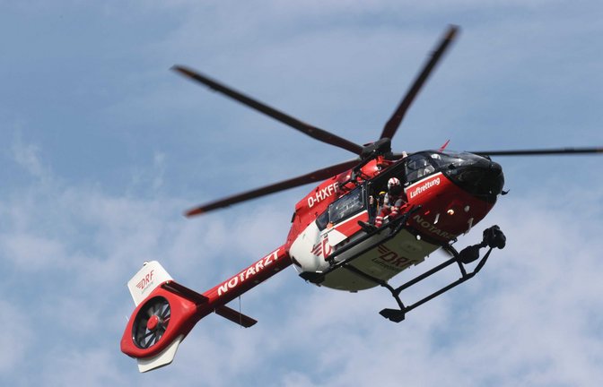 Ein Rettungshubschrauber flog die Schwerverletzten in Kliniken.(Symbolbild)<span class='image-autor'>Foto: dpa/Bodo Schackow</span>