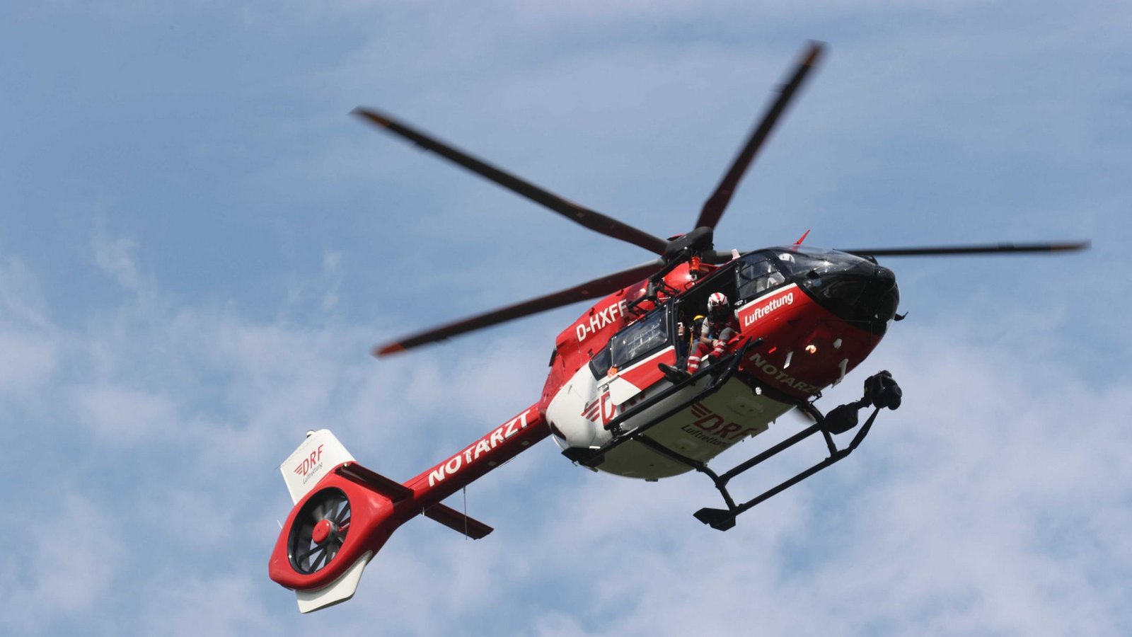Ein Rettungshubschrauber flog die Schwerverletzten in Kliniken.(Symbolbild)Foto: dpa/Bodo Schackow