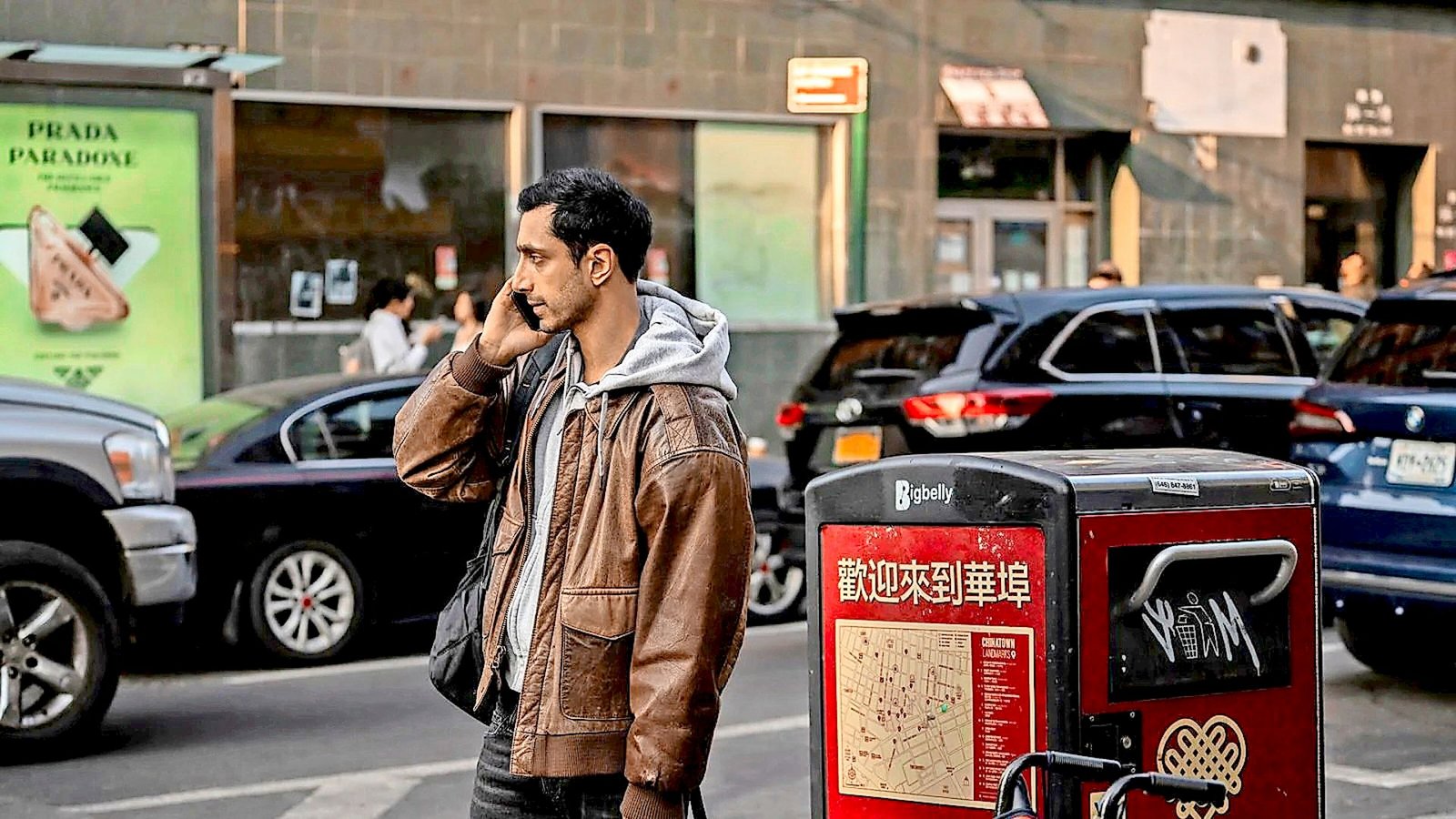 Ganz bei Ohr: Riz Ahmed als Ash in dem Thriller „The Negatiator“.Foto: Verleih Ganz bei Ohr: Riz Ahmed als Ash in dem Thriller „The Negatiator“.Foto: Verleih