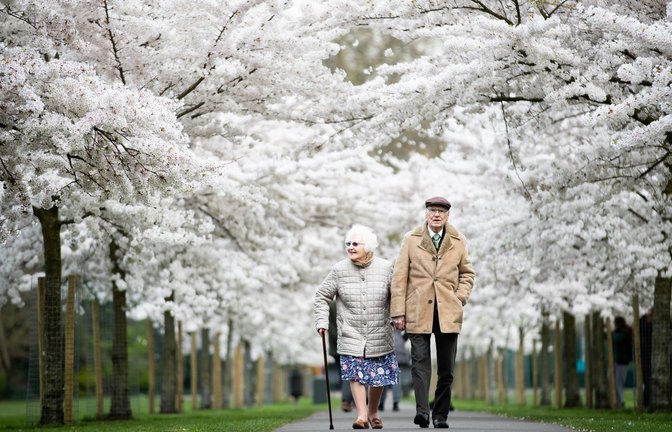 Trotz körperlicher Beschwerden und Krankheiten sind ältere Menschen in der Regel glücklicher und zufriedener als mittelalte Erwachsene.<span class='image-autor'>Foto: Aaron Chown/PA Wire/dpa</span>