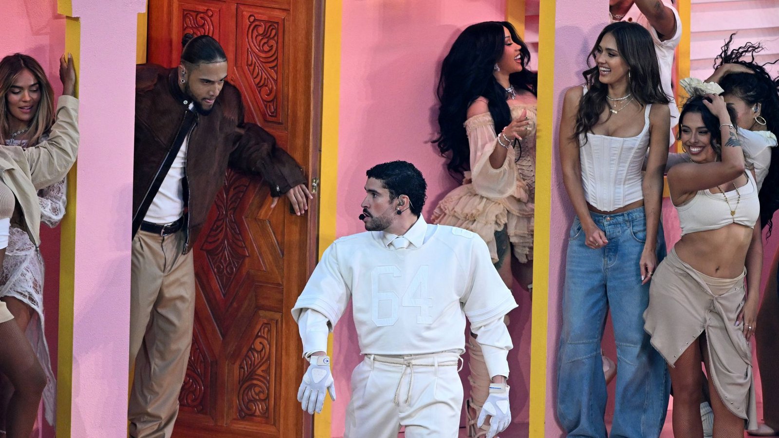 Prominente Unterstützung für Bad Bunny:  Unter anderem war Jessica Alba unter den Tänzerinnen.Foto: IMAGO/UPI Photo