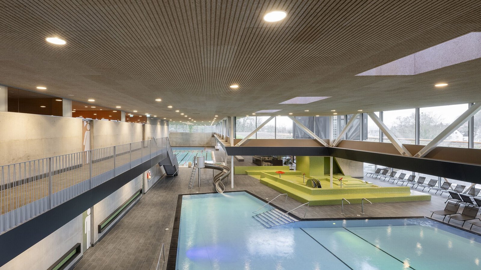 In Aalen befindet sich das Hirschbachbad mit Schwimm- und Spaßbecken und Außenbereich. Adresse: Hirschbachstraße 68,73431 Aalen. Das Freibad hat ab 9 Uhr geöffnet, das Hallenbad montags ab 10 Uhr, dienstags bis freitags ab 6.15  Uhr,  samstags, sonntags, feiertags  ab 8 Uhr. Es stammt von den Stuttgarter 4a Architekten.Foto: 4a Architekten/David Matthiessen