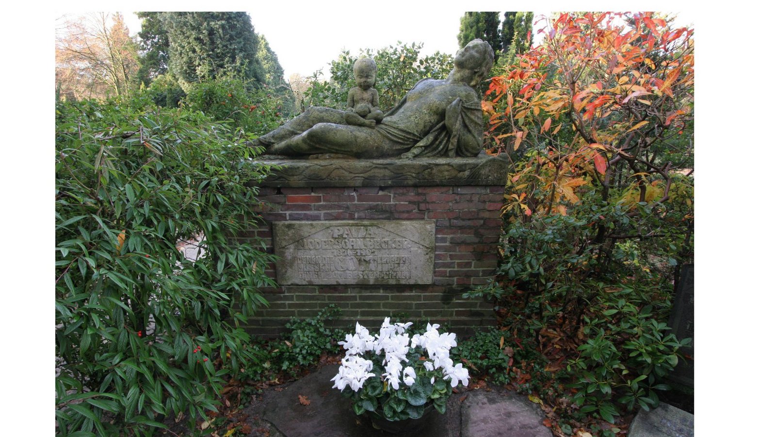Auf dem Friedhof von Worpswede sind zahlreiche Künstler begraben, darunter auch Paula Modersohn-Becker, die Skulptur für die 1907 gestorbene Malerin hat Bernhard Hoetger entworfen.Foto: imago stock&people/imago stock&people
