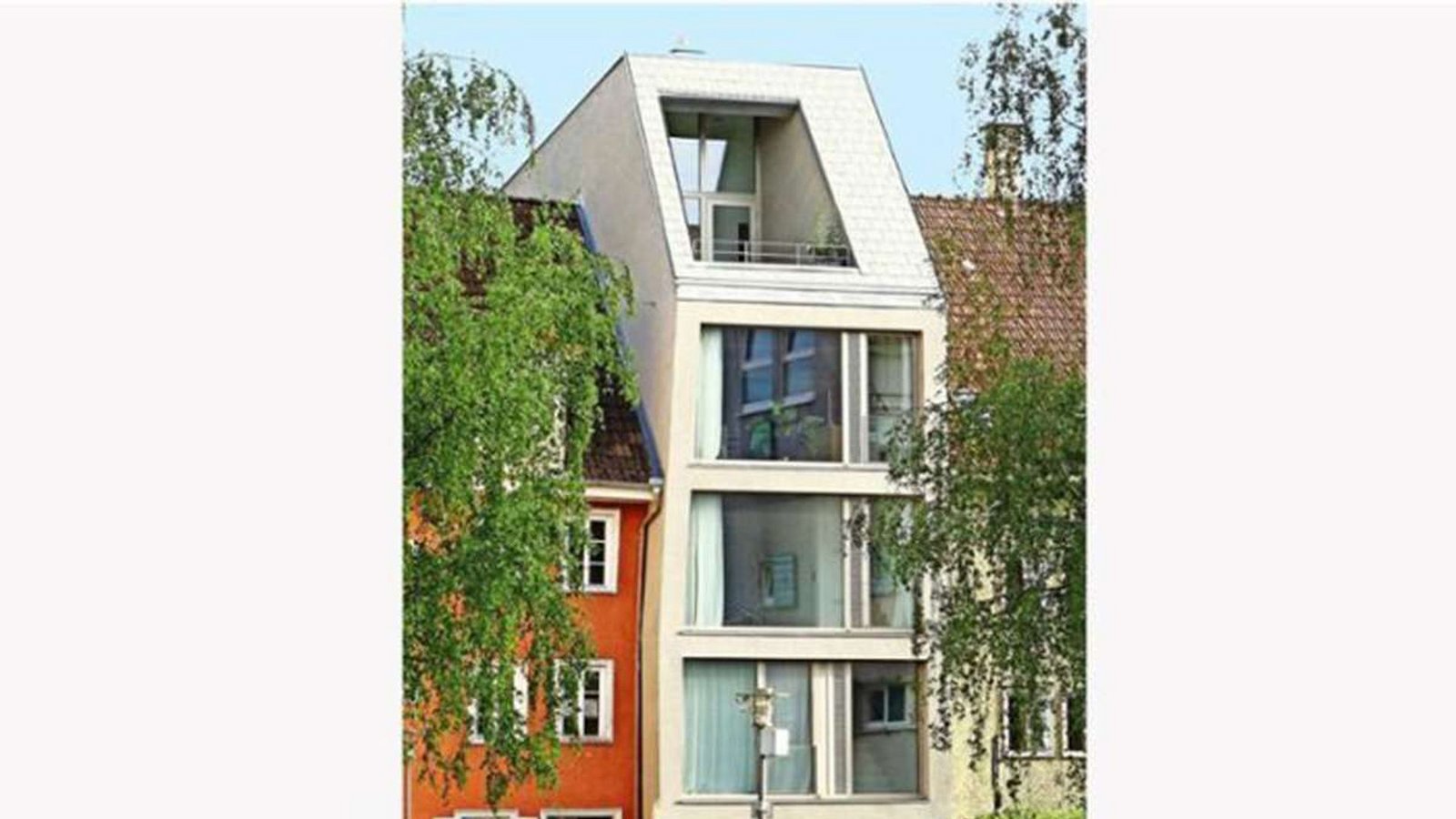 Nachverdichtung in einer schmalen Lücke in Tuttlingen: Das Stadthaus „Die Spalte“ vom Architekten Heinrich Binder öffnet sich mit seinen großen, verglasten Fassaden zur Stadt und zur Donau hin. Dafür gab’s die Auszeichnung „Beispielhaftes Bauen“ der Architektenkammer Baden-Württemberg.Foto: Heinrich Binder