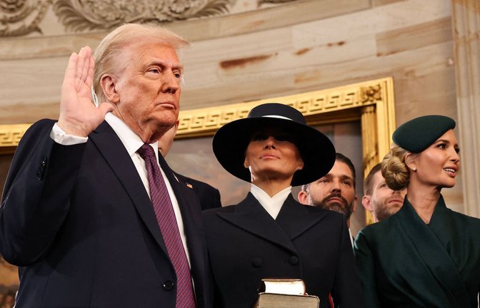 Trump legt seinen Amtseid gleich auf zwei Bibeln ab – theoretisch. Praktisch vergisst er, seine Hand auf die Heiligen Schriften zu legen, die ihm Ehefrau Melania hinhält. Hinter ihr stehen Trumps Söhne Donald jr. und Eric (v. li.), neben ihr Trumps Tochter Ivanka.<span class='image-autor'>Foto: Getty Images via AFP/CHIP SOMODEVILLA</span>