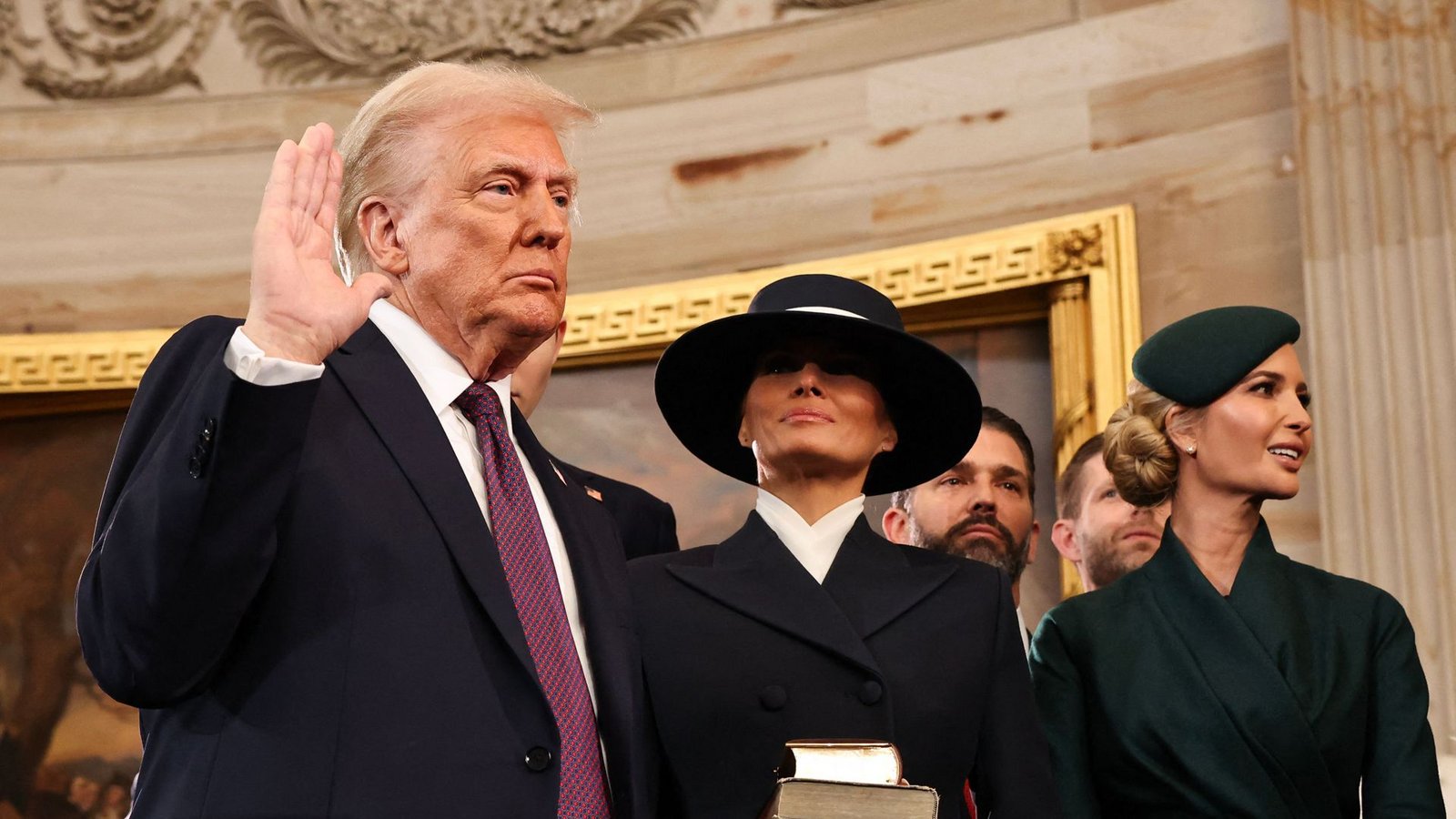 Trump legt seinen Amtseid gleich auf zwei Bibeln ab – theoretisch. Praktisch vergisst er, seine Hand auf die Heiligen Schriften zu legen, die ihm Ehefrau Melania hinhält. Hinter ihr stehen Trumps Söhne Donald jr. und Eric (v. li.), neben ihr Trumps Tochter Ivanka.Foto: Getty Images via AFP/CHIP SOMODEVILLA Trump legt seinen Amtseid gleich auf zwei Bibeln ab – theoretisch. Praktisch vergisst er, seine Hand auf die Heiligen Schriften zu legen, die ihm Ehefrau Melania hinhält. Hinter ihr stehen Trumps Söhne Donald jr. und Eric (v. li.), neben ihr Trumps Tochter Ivanka.Foto: Getty Images via AFP/CHIP SOMODEVILLA