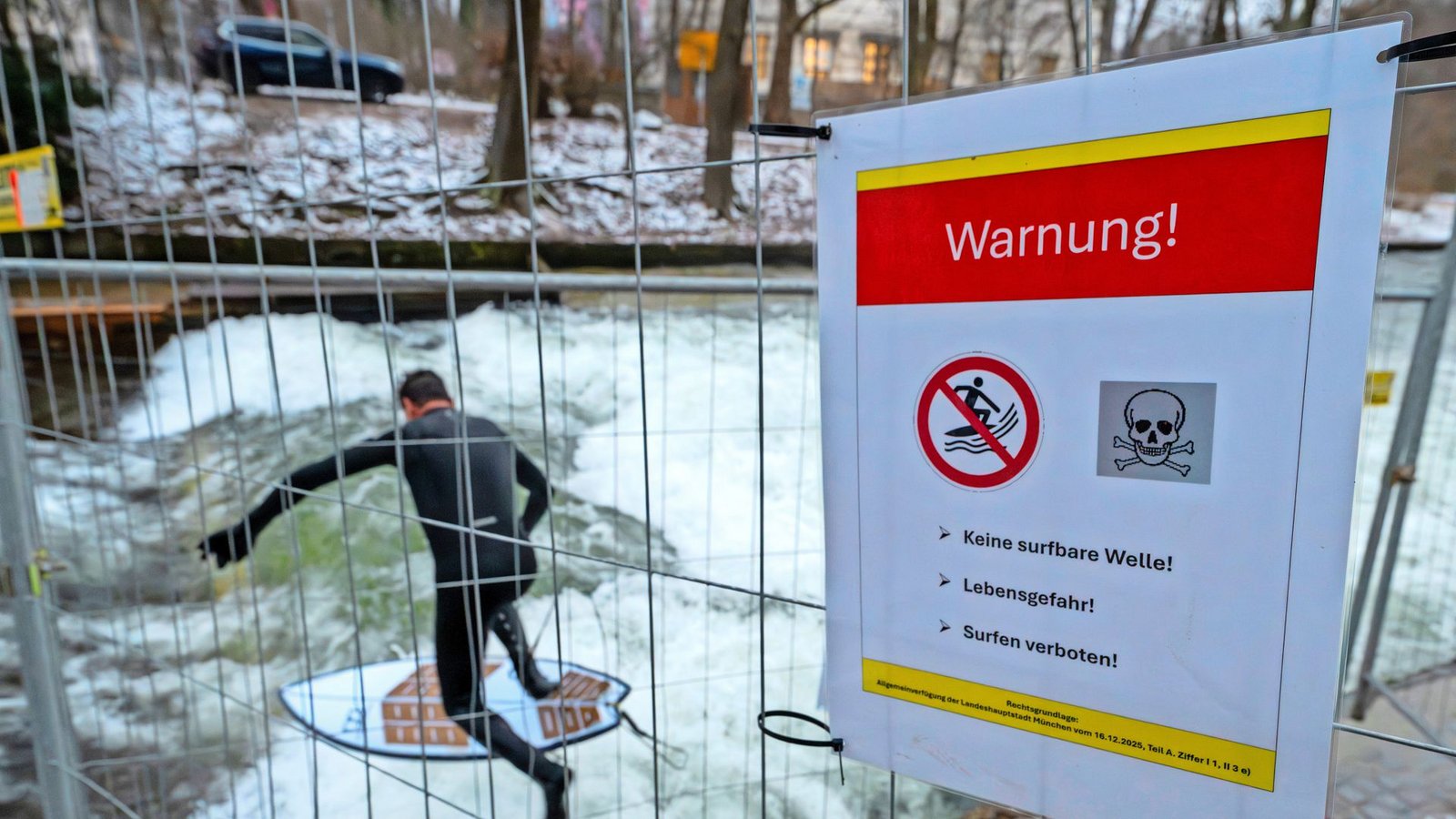 Noch am 2. Weihnachtstag wurde – illegal, wie es von der Verwaltung heißt – auf der provisorischen Welle gesurft.Foto: dpa/Peter Kneffel Noch am 2. Weihnachtstag wurde – illegal, wie es von der Verwaltung heißt – auf der provisorischen Welle gesurft.Foto: dpa/Peter Kneffel