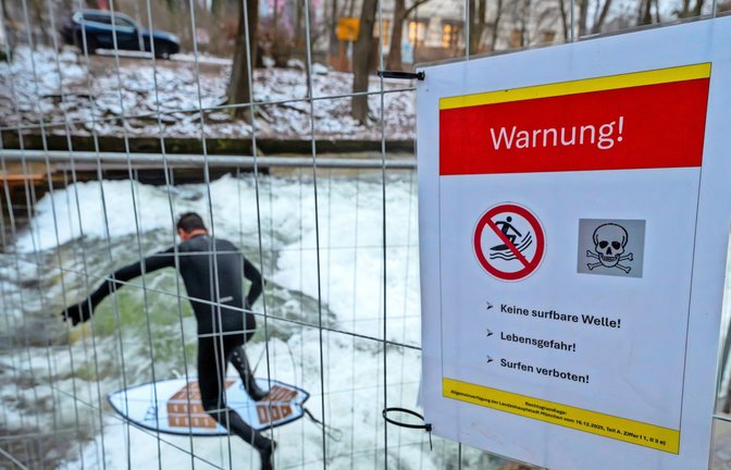 Noch am 2. Weihnachtstag wurde  – illegal, wie es von der Verwaltung heißt – auf der provisorischen Welle gesurft.<span class='image-autor'>Foto: dpa/Peter Kneffel</span>