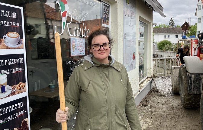 Marina Dal Pont musste von der Feuerwehr aus ihrem Eiscafé gerettet werden. Nach einer schlaflosen Nacht wird in Bisingen am Freitag das Ausmaß der Zerstörung sichtbar.<span class='image-autor'>Foto: STZN/Florian Dürr</span>