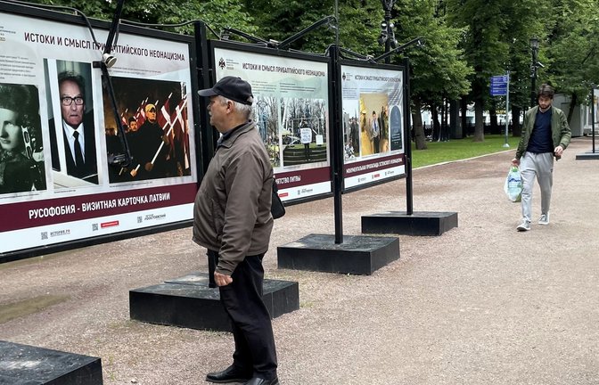 Nur wenige Passanten bleiben bei den Plakaten am Gogol-Boulevard stehen.<span class='image-autor'>Foto: Hartwich</span>