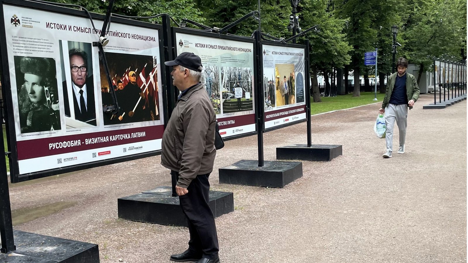 Nur wenige Passanten bleiben bei den Plakaten am Gogol-Boulevard stehen.Foto: Hartwich Nur wenige Passanten bleiben bei den Plakaten am Gogol-Boulevard stehen.Foto: Hartwich