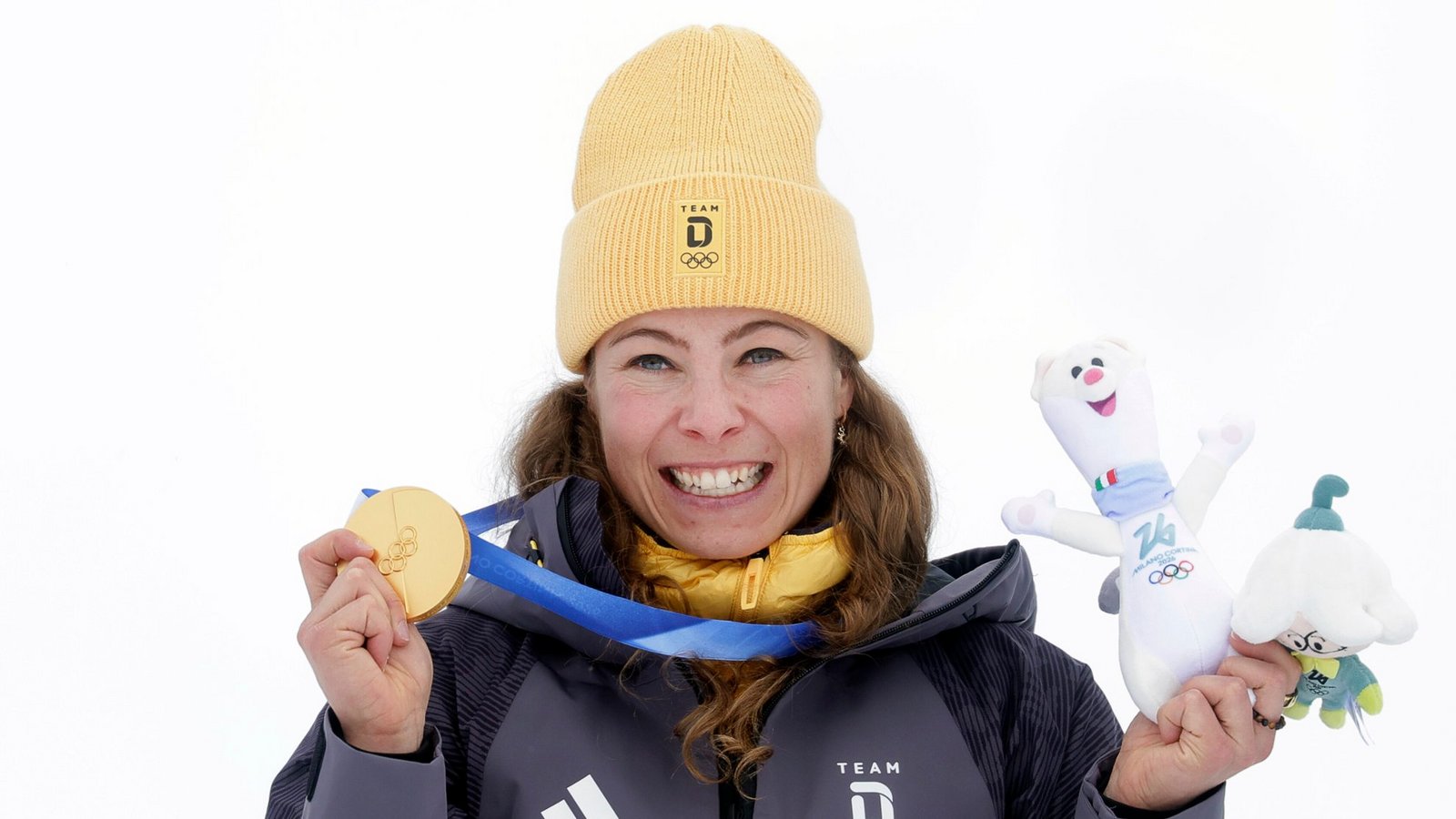 Daniela Maier (Deutschland) jubelt bei der Siegerehrung über ihre Goldmedaille.Foto: picture alliance/dpa | Oliver Weiken