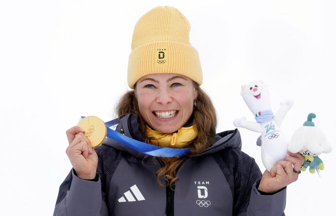 Daniela Maier (Deutschland) jubelt bei der Siegerehrung über ihre Goldmedaille.<span class='image-autor'>Foto: picture alliance/dpa | Oliver Weiken</span>