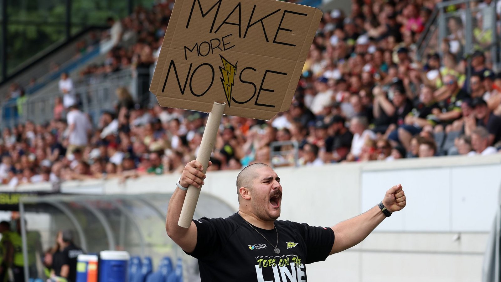 Treibt das Publikum auf der Haupttribüne des Gazi-Stadions zu Höchstleistungen an: Offensive Lineman Benhur Ayra als Stimmungsmacher.Foto: Baumann