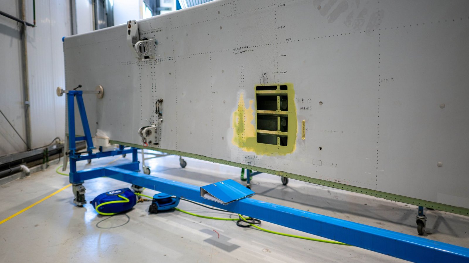 Nach einem zerplatzten Reifen ist eine Landeklappe schwer beschädigt.Foto: Sina Schuldt/dpa