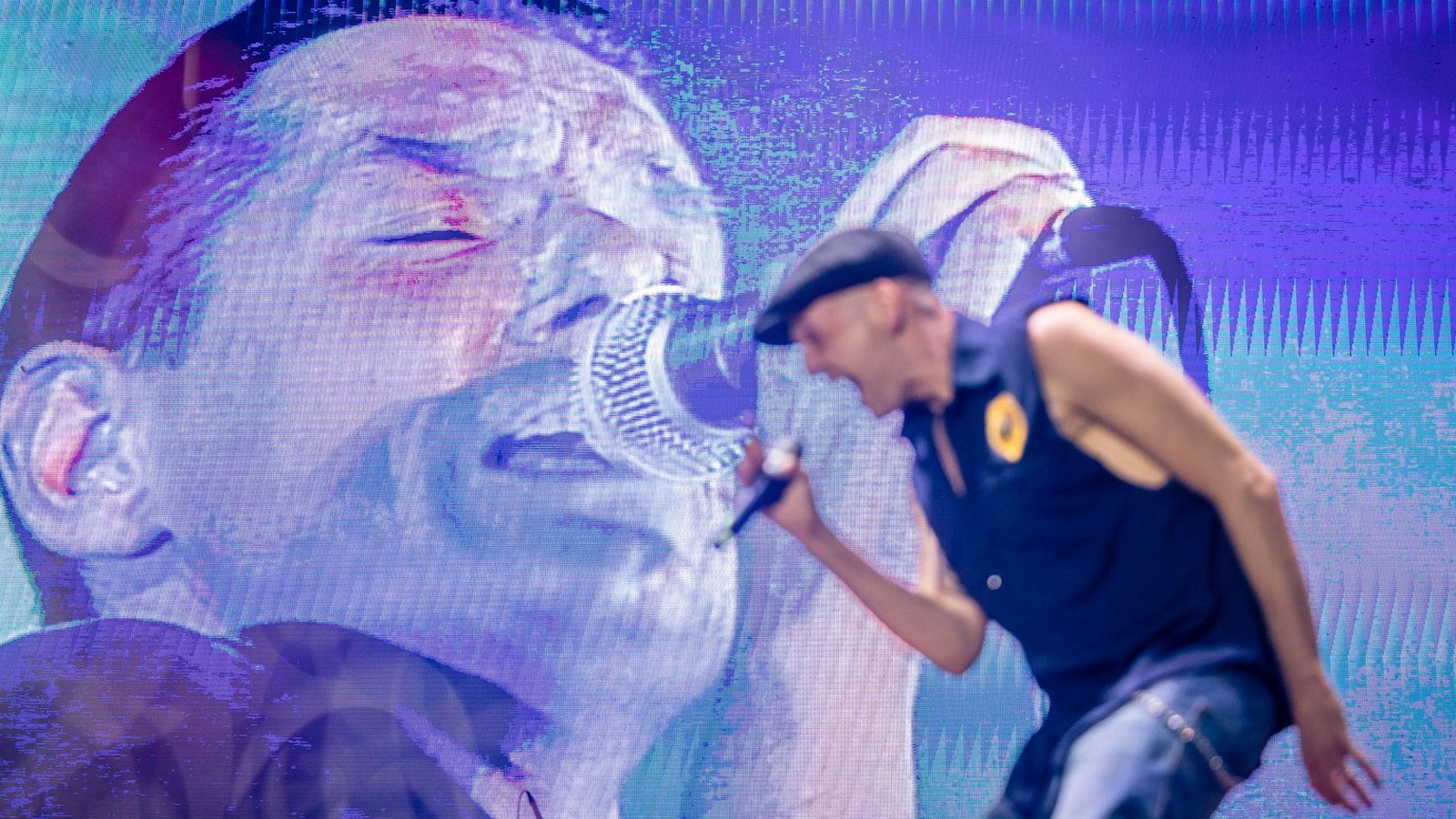 „Er platzt dann immer rein“: Falco singt auf der Videowand, der Musicaldarsteller Drew Sarich singt live.Foto: db-photography/David Bitzan