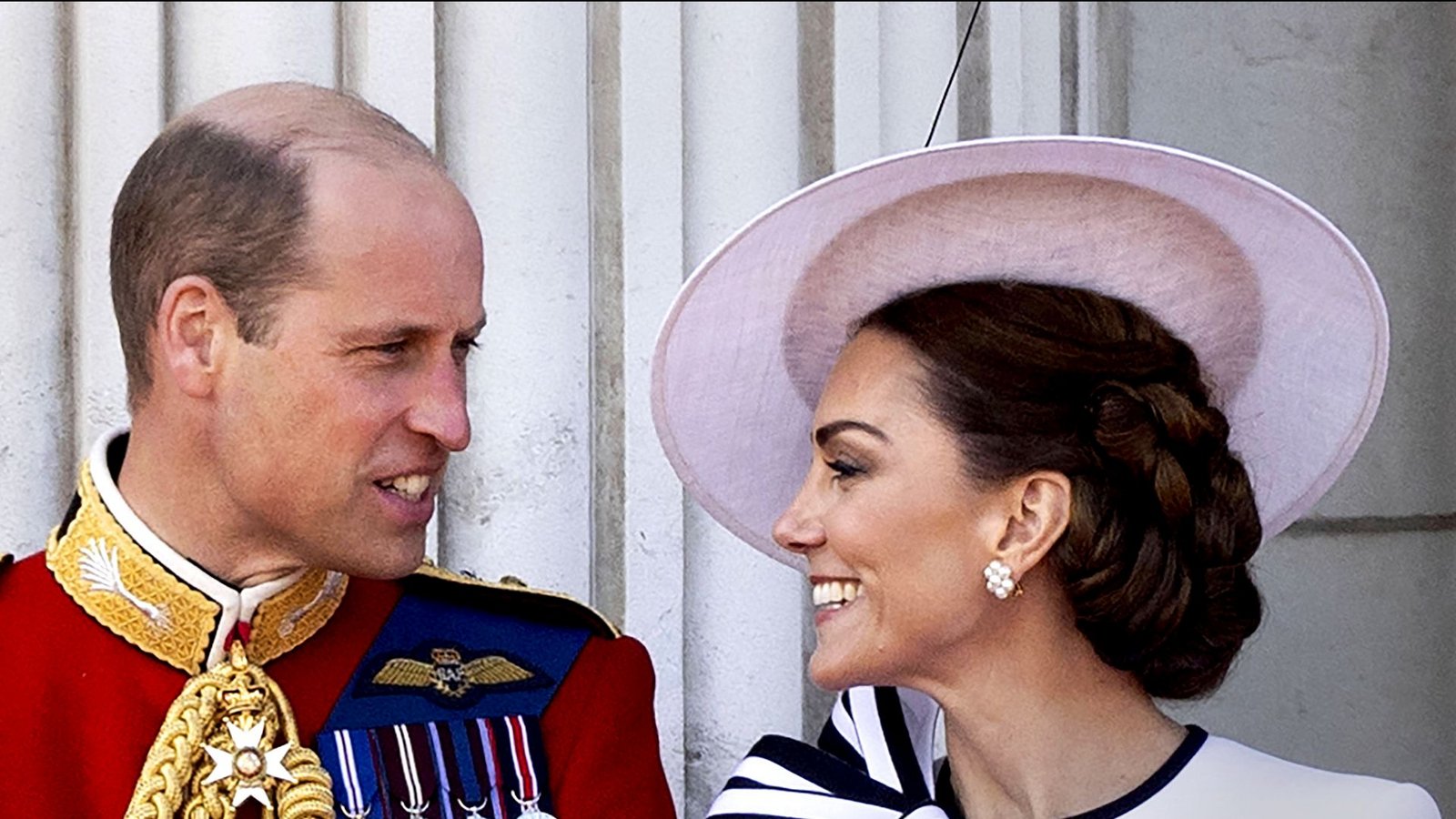 Kates erster Auftritt nach ihrer Krebsdiagnose (mit Ehemann Prinz William). Sie leide durchaus unter den Nebenwirkungen der Therapie, so die 42-Jährige.Foto: o//Stephen Lock / i-images