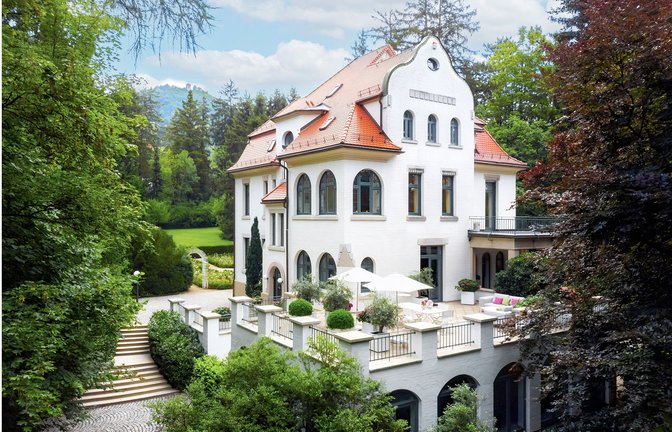 Villa  mit großzügigem Gartengrundstück aus dem Jahr 1905 in Reutlingen, im Hintergrund der Hausberg Achalm.<span class='image-autor'>Foto: Mr Lodge GmbH/ML</span>