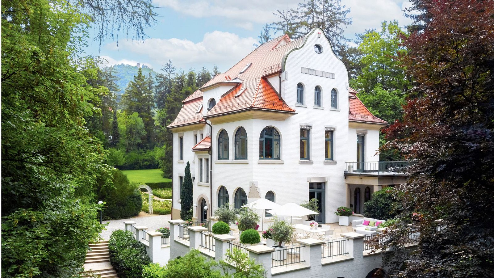 Villa  mit großzügigem Gartengrundstück aus dem Jahr 1905 in Reutlingen, im Hintergrund der Hausberg Achalm.Foto: Mr Lodge GmbH/ML