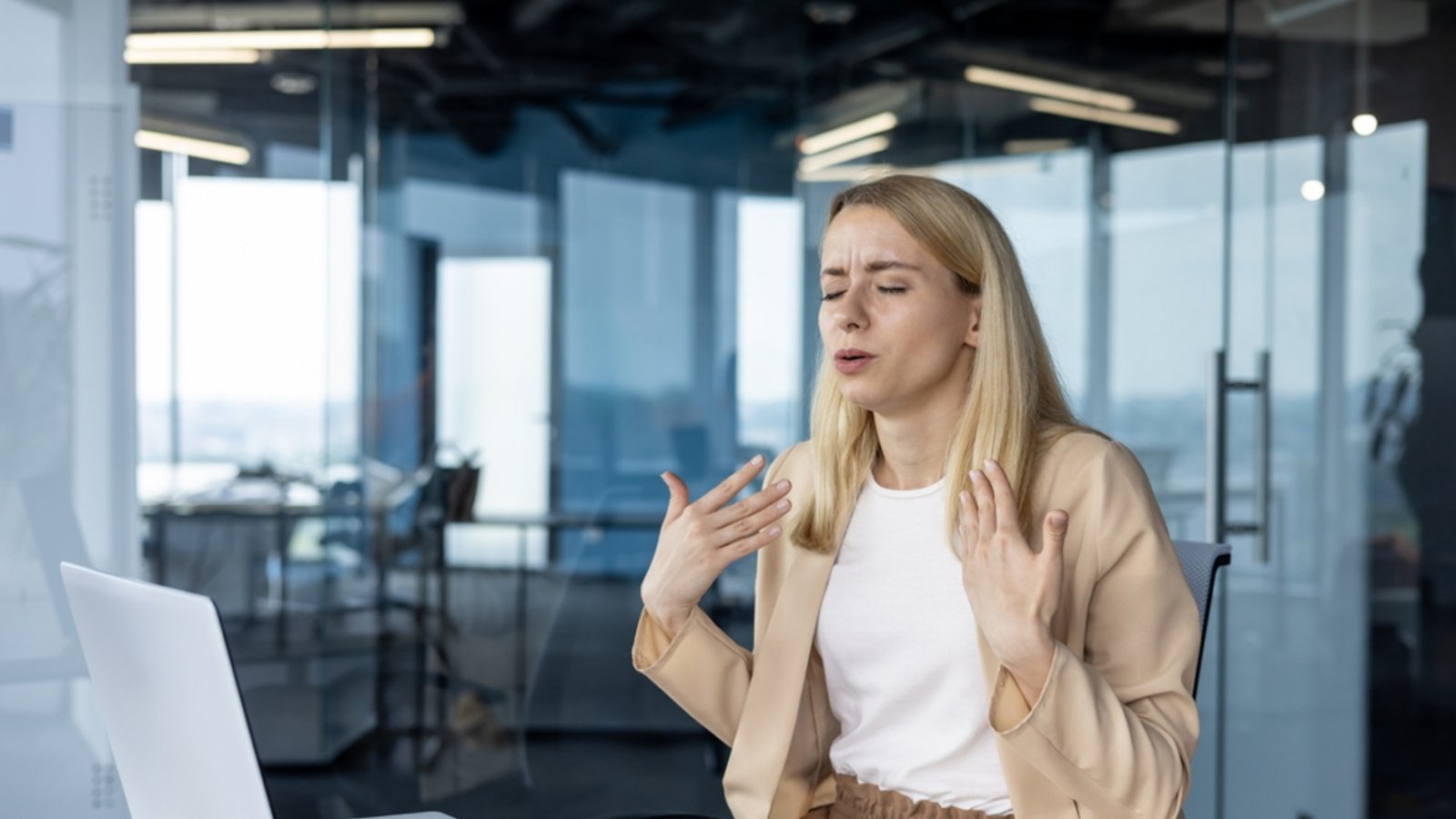 Muss man die Hitze im Büro ertragen?Foto: TetianaKtv / shutterstock.com Muss man die Hitze im Büro ertragen?Foto: TetianaKtv / shutterstock.com