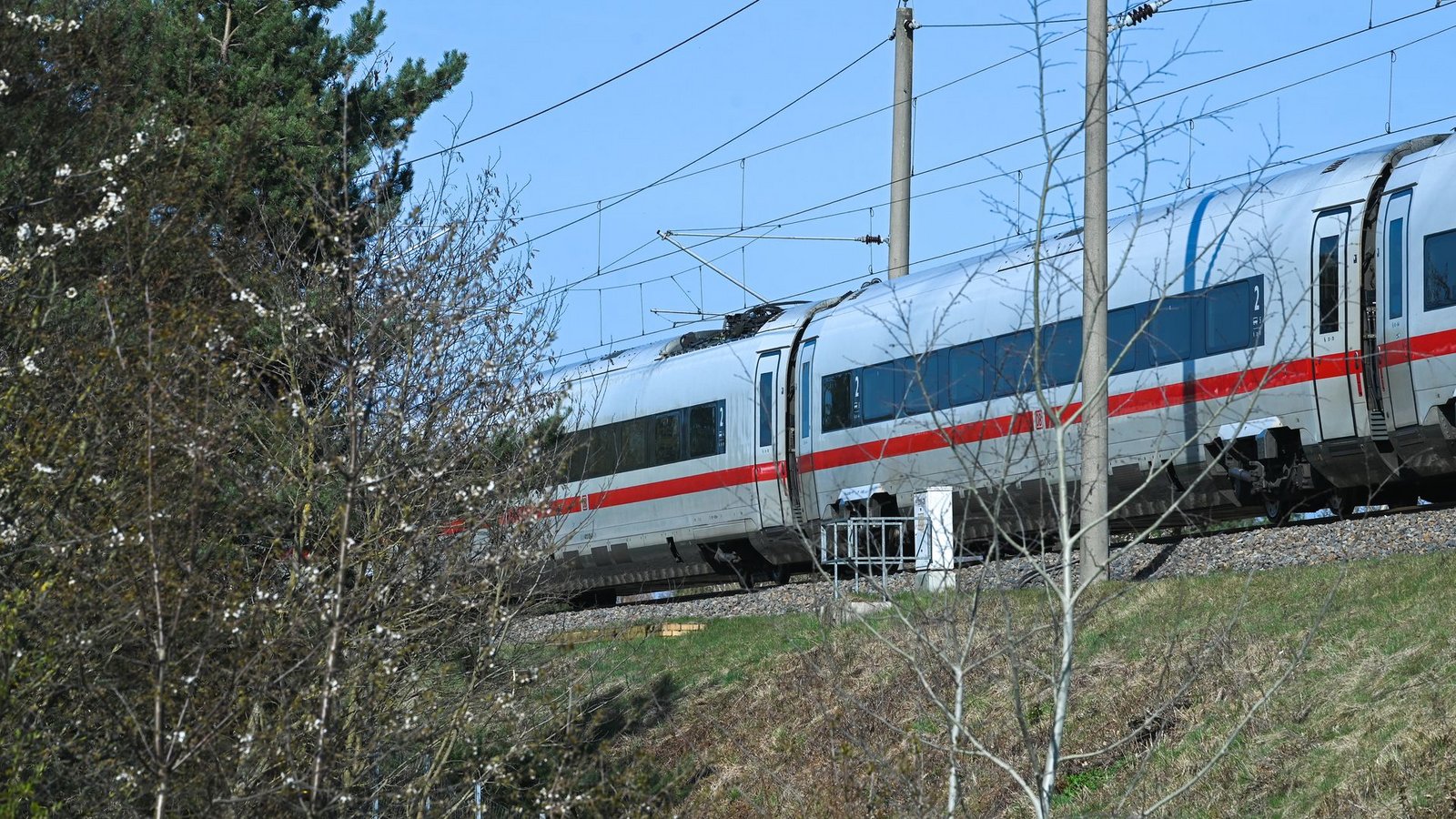 Die Reparatur der gerissenen Oberleitung ist noch nicht abgeschlossen.Foto: Heiko Rebsch/dpa