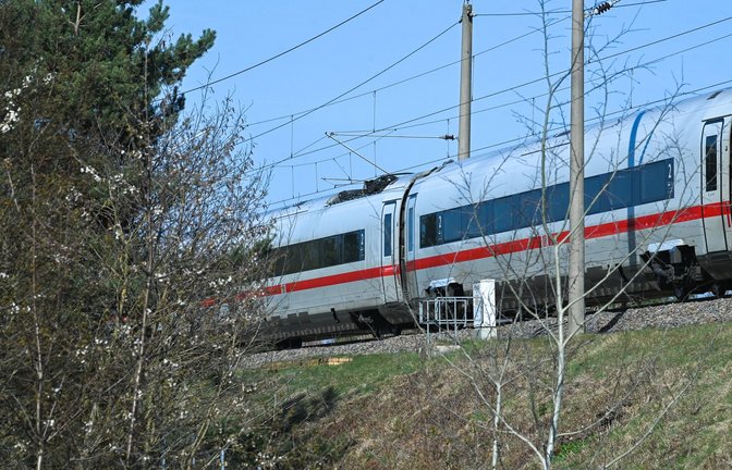 Die Reparatur der gerissenen Oberleitung ist noch nicht abgeschlossen.<span class='image-autor'>Foto: Heiko Rebsch/dpa</span>