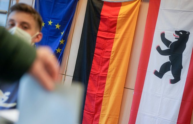 In Teilen Berlins wird am 11. Februar die Bundestagswahl 2021 wiederholt. Fast 600 000 Personen sind aufgerufen, nochmal ihre Erst- und Zweitstimme abzugeben.<span class='image-autor'>Foto: dpa/Kay Nietfeld</span>