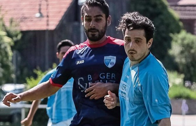 Yassin Uddin (SGM Roßwag/Mühlhausen) setzt sich gegen Nussdorfs Luca Brugaletta durch und gewinnt unter sengender Hitze mit 5:0. Foto: Simecek
