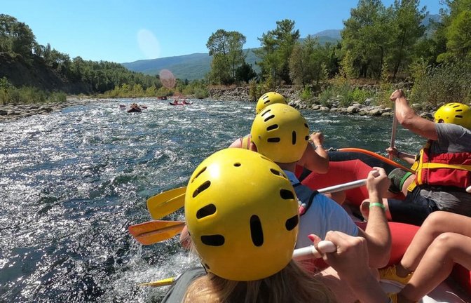 Beim gemeinsamen Abenteuer auf einem Fluss sind alle gleichberechtigt.<span class='image-autor'>Marina113/iStock via Getty Images</span>