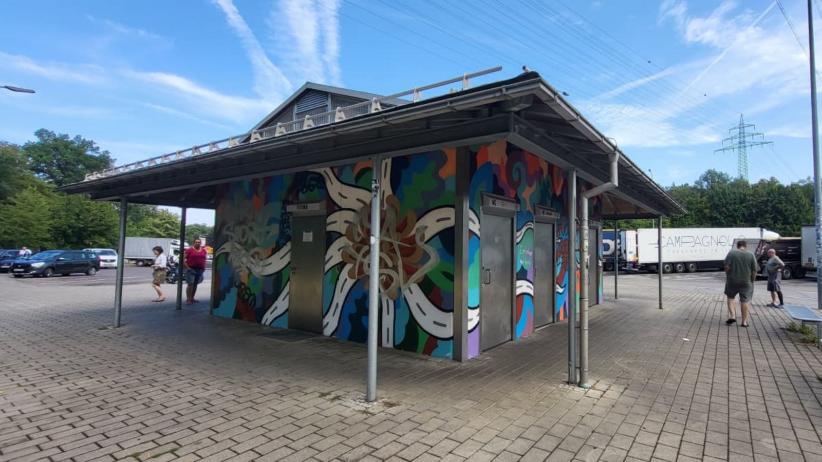 Der Rastplatz Im Rübholz an der A 8 Richtung München: Das Toilettenhäuschen fällt nicht nur durch überschmiertes Graffiti an der Fassade auf.Elke Hauptmann Der Rastplatz Im Rübholz an der A 8 Richtung München: Das Toilettenhäuschen fällt nicht nur durch überschmiertes Graffiti an der Fassade auf.Elke Hauptmann