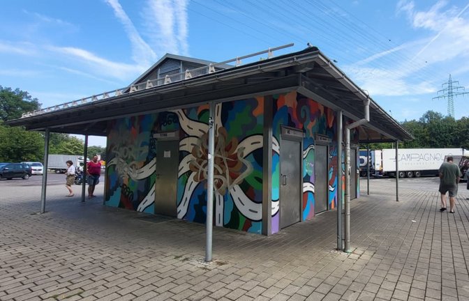 Der Rastplatz Im Rübholz an der A 8 Richtung München: Das Toilettenhäuschen fällt nicht nur durch überschmiertes Graffiti an der Fassade auf.<span class='image-autor'>Elke Hauptmann</span>
