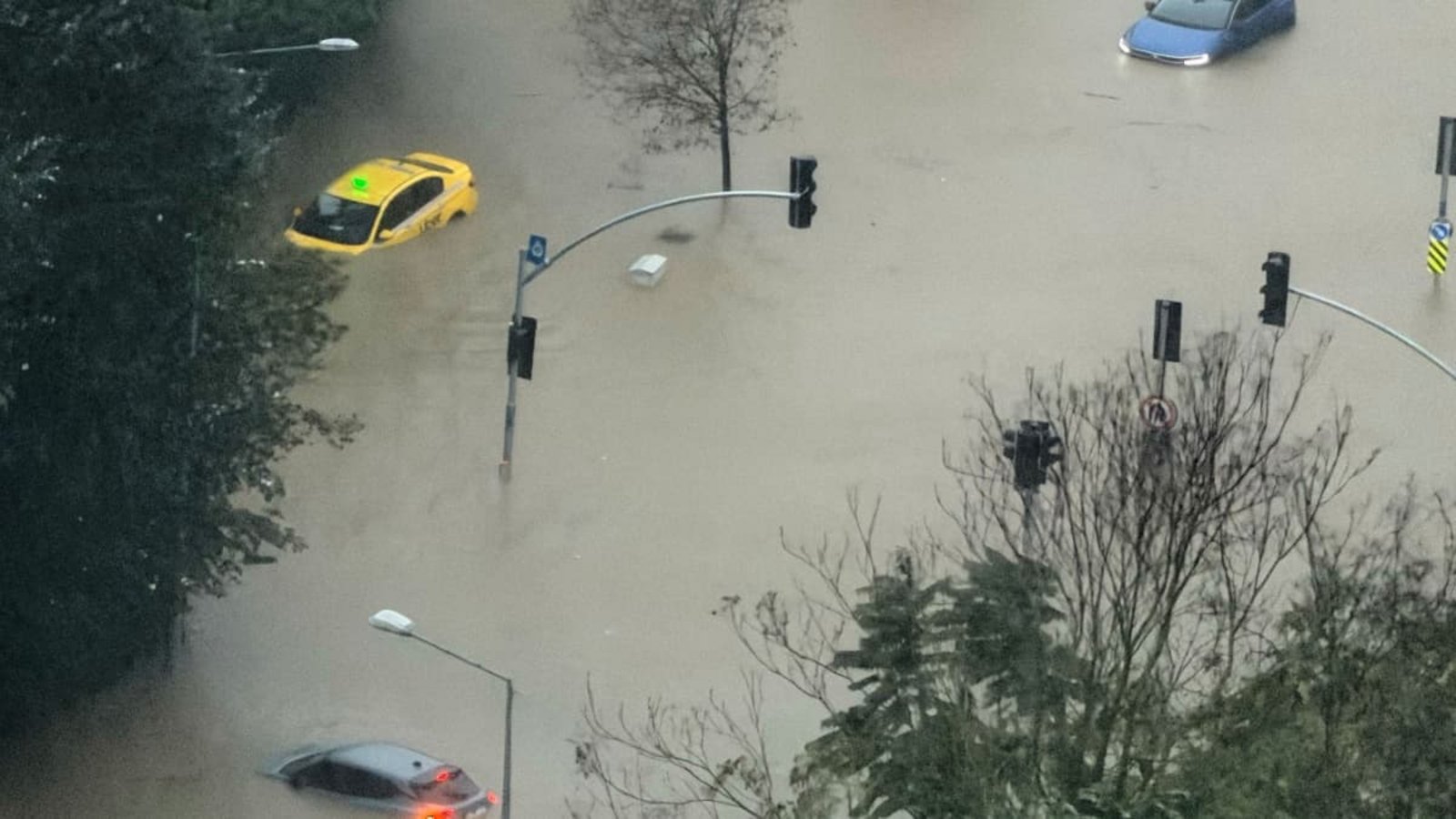 Fahrzeuge bleiben während starker Regenfälle auf einer teilweise überfluteten Straße in Istanbul liegen.Egecan Ozguner/AP/dpa Fahrzeuge bleiben während starker Regenfälle auf einer teilweise überfluteten Straße in Istanbul liegen.Egecan Ozguner/AP/dpa