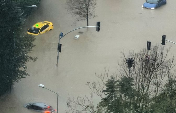 Fahrzeuge bleiben während starker Regenfälle auf einer teilweise überfluteten Straße in Istanbul liegen.<span class='image-autor'>Egecan Ozguner/AP/dpa</span>