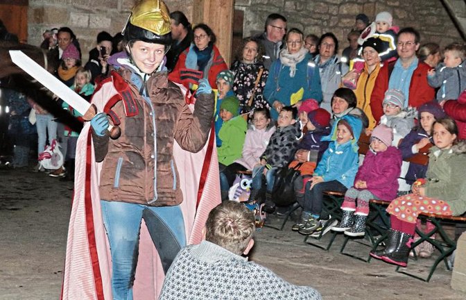 Beim Mantelteilen in der Kelter machten wieder viele Zuschauer große Augen.  Fotos: Gergen