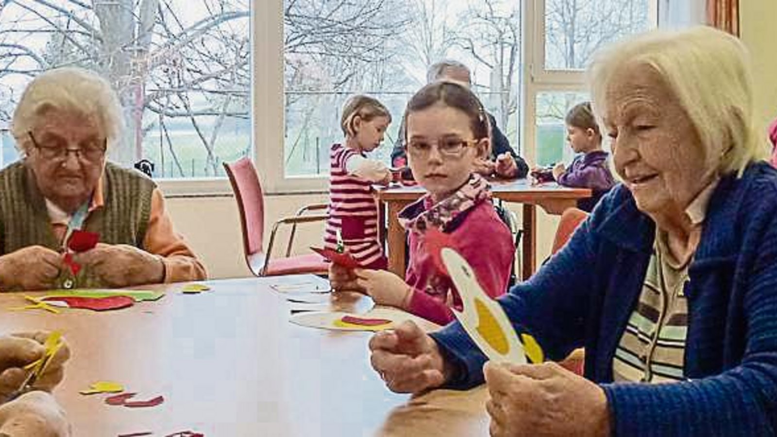 Beim Besuch der Vorschulkinder wurde mit den Bewohnern gebastelt. Foto: p Beim Besuch der Vorschulkinder wurde mit den Bewohnern gebastelt. Foto: p