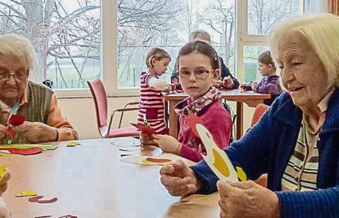 Beim Besuch der Vorschulkinder wurde mit den Bewohnern gebastelt.  Foto: p