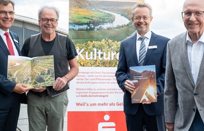 Die Sanierung und den Erhalt von Trockenmauern in den Steillagen unterstützt die KSK seit vielen Jahren (von links): KSK-Vorstandsmitglied Thomas Raab, Thomas Nollenberger aus Kirchheim, KSK-Vorstandsvorsitzender Dr. Heinz-Werner Schulte und Bernd Essig aus Roßwag.  <span class='image-autor'>Foto: KSK</span>
